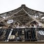 Menara Eiffel Kembali Dibuka Usai Ditutup Selama Sembilan Bulan