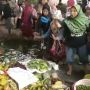 Viral Emak-emak Ngamuk Tolak PPKM, Hamburkan Sayur dan Ikan di Kantor Bupati