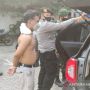 Gak Ada Takut-takutnya! Jambret Ngebut Nyaris Tabrak Polisi dan Tentara di Pos Penyekatan