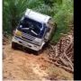 Heboh Cara Evakuasi Truk yang Terjebak di Jalan Berlumpur, Publik Soroti Hal Ini