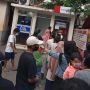 Bansos Tunai Cair, Viral Antrean Warga Jakarta Mengular di Gerai-gerai ATM
