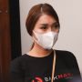 Aksi Lucinta Luna Lincah Bergelantungan di Pohon Bikin Was-was: Hati-Hati!