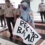 Puluhan Mahasiswa Unhas Unjuk Rasa Tolak Rektor Rangkap Jabatan