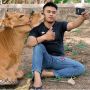 Bikin Ngakak! Niat Selfie Bareng, Pemuda Ini Malah Dicium Sapi Kurban
