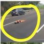 Viral Sosok Misterius Tiduran di Jalan Tol, Pemobil Spontan Ucapkan Istigfar