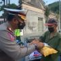 Pengayuh Becak Terharu Saat Dirlantas Polda Jateng Terjun Bagi-bagi Sembako di Kota Lama