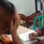Viral Wanita Petugas Bansos Tunai Nangis Dibentak Warga: Gak Sekalian Fotokopi Rumah?