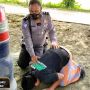17 Tahun Ngajar di Pelosok, Guru Honorer Sujud Syukur Dapat Hadiah Sepeda Motor
