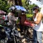 Pedagang Gorengan Menangis Haru Saat Didatangi Kapolsek 'Ganteng', Ternyata Gara-gara Ini