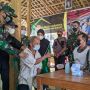Penyandang Tunagrahita di 'Kampung Idiot' Ponorogo Disuntik Vaksin