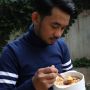 8 Pesona Oddi Dermawan: Artis Ganteng yang Tak Gengsi Jualan Seblak