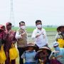 Sejumlah Petani di Bekasi Sumringah Disapa Mentan dan Terima Sembako