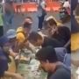 Viral! Tak Bisa Jualan saat PPKM Level 4, PKL Nekat Ngaliwet di Tengah Jalan