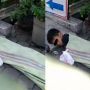 Viral Bocah Tidur Berselimut Karung di Pinggir Jalan, Kondisinya Bikin Publik Iba