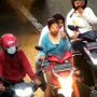 Ditegur Tak Pakai Helm lewat ATCS, Ekspresi Perempuan Naik Motor Sambil Makan Jadi Sorotan