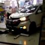 Viral Mobil Mundur Terobos Masuk Minimarket, Aksi Emak-emak Bikin Salfok