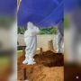 Viral Anak Azan di Makam Kedua Orang Tua yang Meninggal karena COVID-19