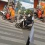 Viral Aksi Santai Emak-emak Parkir Sepeda Motor di Tengah Jalan