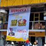 Viral Spanduk Promo Mie Ramen 'Buy One Get Free Kecuali Presiden' Diturunkan Satpol