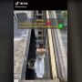 Pasangan Ini Prewedding di Rumah Setengah Jadi, Hasilnya Malah Mirip Poster Film