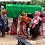 Viral! Emak-Emak Ini Gotong Keranda Jenazah ke Kuburan, Alasannya Bikin Haru