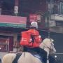 Viral Ojol Terciduk Naik Kuda saat Antarkan Pesanan, Publik Sebut Kendaraan Majapahit