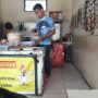 Potret Pria Sedang Makan di Warteg, Bajunya Bikin Netizen Pengen