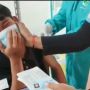 Bikin Ngakak! Takut Jarum Suntik Saat Disuntik Vaksin Covid-19, Pria Ini Sampai Histeris