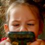 6 Tanda Anak Kecanduan Gadget, Paling Parah Jago Bohong!