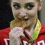 Mengapa Atlet Suka Gigit Medali saat Foto di Podium? Ini Sejarahnya