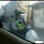 Viral 2 Pria Berseragam Coklat Tak Pakai Helm saat Naik Motor, Polisi Langsung Bertindak