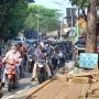 Arus Lalu Lintas di Jalan Raya Lenteng Agung Terpantau Padat Pagi Ini