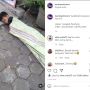 Viral di Media Sosial, Seorang Anak Tidur Berselimut Karung, Berbantalkan Gundukan Semen