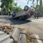 Kecelakaan, Mobil Brio Terbalik di Traffic Light Kartini Surabaya, Sopir Semaput