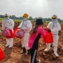 Bhayangkari Daerah Polda Metro Bagikan Sembako dan APD Bagi Penggali Kubur