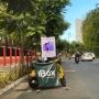 Viral iBox Jualan iPhone 12 di Pinggir Trotoar Surabaya, Cuma Modal Motor sama Spanduk