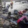 Dampak Kekeringan, Warga Jonggol Cuci Pakaian Hingga Mandi di Sungai