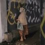 Viral Aksi Emak-emak Bersihkan Tembok dari Vandalisme, Alasannya Bikin Jleb