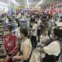 Khawatir Lockdown, Warga Wuhan Serbu Pasar Swalayan