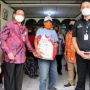 Giri Suprapdiono Pasang Foto Ketua KPK Firli Bagikan Bansos Bersama Eks Mensos Juliari