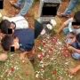 Viral 2 Bocah Tabur Bunga di Makam Ibu, Kompak Tempelkan Kuping di Tanah Kuburan