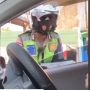 Viral Polisi Berseragam Lengkap Rela Jualan Koran di Jalan, Ternyata Ini Alasannya