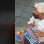 Kakek 73 Tahun Jual Buku Keliling, Tak Ambil Untung Banyak Alasannya Buat Terharu