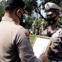 Viral Bantu Jualan Koran, Anggota Polresta Solo Ini Ternyata Banyak yang Ngefans Lho