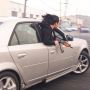 Bikin Geger, Wanita Ini Nongol dari Jendela Mobil Sambil Acungkan AK-47
