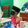 Kocak! Santri di Malang Tutupi Mata Pakai Masker Saat Disuntik Vaksin Covid-19