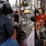 Viral Pemotor Diserbu Pengamen saat Berbagi Makanan di Jalan, Publik Geram