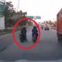 Heboh Pemotor Terlempar dari Motor Tanpa Senggolan dengan Pengendara Lain, Ngeri!