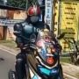Viral Ksatria Baja Hitam Kekinian Naik Motor Yamaha NMAX di Jalanan Tak Pakai Helm