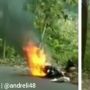 Motor Ludes Terbakar saat Antar Paket, Kurir Tertunduk Lesu di Tepi Jalan